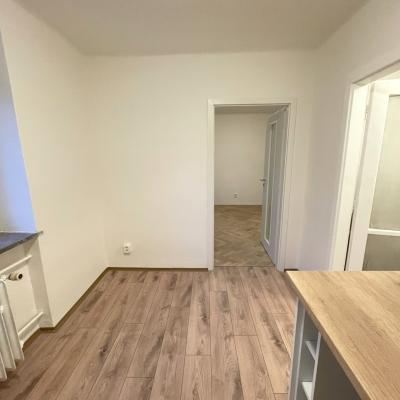 Průhled z kuchyně do pokoje